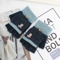 Mitaines tricotées bleu marine et bleu clair avec broderie ours et bouton décoratif - Taille unique / Indigo foncé