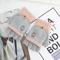 Mitaines convertibles tricotées gris et rose avec broderie ours et bouton en bois - Taille unique / Gris clair