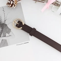 Minimalistische donkerbruine leren riem voor dames met een elegante gouden gesp - koffiekleur