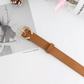 Cintura sottile in pelle marrone con fibbia rotonda dorata e cuciture a vista eleganti - Cammello