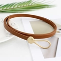 Sottile cintura minimalista in pelle marrone con fibbia a goccia in oro opaco - Cammello