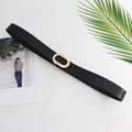 Cintura classica in pelle nera da donna con fibbia ovale dorata su sfondo minimalista - Nero