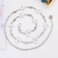 Chaîne de taille argentée avec papillons en émail blanc et breloques en strass brillants - Blanc