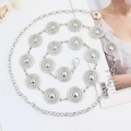 Silberne Metall-Taillenkette mit hohlen Blumenmünzen und verstellbarem Karabinerverschluss - Silber