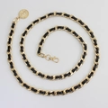 Elegante catena in vita in metallo dorato e pelle nera con ciondolo a moneta - Nero
