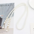 Elegante catena in vita di perle bianche con accenti dorati e doppi ciondoli a nappa - Bianco