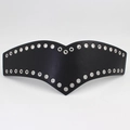 Ceinture large en cuir noir pour femme avec œillets métalliques et design en forme de V - Noir