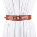 Cintura elastica marrone con doppia fibbia dorata da donna su un abito bianco - Cammello