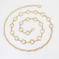 Elegante cintura a catena in metallo dorato con maglie a fiori traforati e moschettone - Oro
