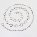 Cintura a catena in metallo argento con motivi floreali cavi e chiusura a moschettone - Argento