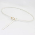 Sottile cintura bianca in finta pelle con elegante fibbia ovale dorata per abiti - Bianco