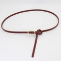 Sottile cintura da donna color bordeaux con fibbia ovale dorata dal design minimalista - Rosso Marrone