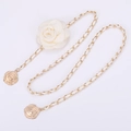 Elegante cintura a catena dorata con camelia color crema e cinturino in pelle PU bianca - Bianco
