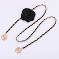 Elegante cintura a catena dorata con pelle PU nera e un chic fiore di camelia nera decorato - Nero