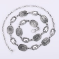 Catena da vita retrò in metallo argento con maglie sbalzate su uno sfondo bianco - Stile a Trama Quadrata Geometrica (WP367-3)