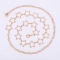 Elegante cintura a catena dorata con maglie a stella traforate e chiusura a moschettone - Oro