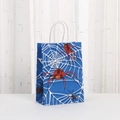 Blauwe Papiertüte mit Spinnennetz-Druck und roten Spinnen für Partygeschenke - Blauer Spinnendruck (451-4) / 21*15*8