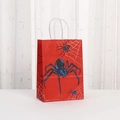Detailaufnahme der roten Geschenktüte aus Papier mit Spinnendruck und Kordelgriff - Roter Spinnendruck (451-1) / 21*15*8