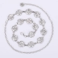 Elegante cintura a catena in metallo argento con rose a rilievo e chiusura regolabile - Stile Rosa (WP377 Argento) / Argento