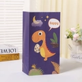 Lilafarbene Süßigkeitentüte aus Kraftpapier mit niedlichem Dino- und Sternenhimmel-Design - Lila Dinosaurier-Stil (5)