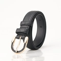 Cinturón clásico de cuero negro para mujer con textura de cocodrilo y hebilla en U dorada - Negro