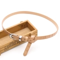 Sottile cintura chic marrone chiaro con trama a coccodrillo e fibbia in argento - Cachi