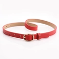 Cintura sottile in pelle rossa da donna con fibbia dorata ovale e trama granulata - Rosso