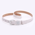 Cintura sottile in pelle PU bianca da donna con accento floreale e fibbia ad ardiglione - Bianco