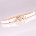 Cintura sottile da donna in pelle bianca con fibbia in metallo a forma di rosa - Bianco