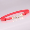 Eleganter dünner roter Ledergürtel für Damen mit stilvoller goldener Knotenschnalle - Verstellbar / Rot
