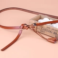 Ceinture fine en cuir marron avec boucle dorée ronde et détail de gland chic - Chameau