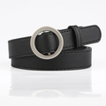 Cintura sottile in pelle PU nera da donna con fibbia rotonda minimalista in argento lucido - Nero