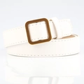 Cintura larga in ecopelle bianca con fibbia quadrata dorata vintage su sfondo bianco - Bianco