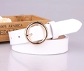 Elegante cintura da donna in pelle bianca con fibbia rotonda in metallo dorato minimalista - Fibbia Rotonda Bianco