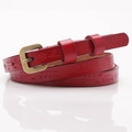 Sottile cintura in pelle rossa da donna con rilievo floreale e fibbia dorata vintage - Rosso