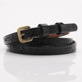Cintura sottile da donna in pelle nera con motivi floreali a rilievo e fibbia bronzo - Nero