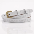 Witte smalle lederen riem met bloemenreliëf en vintage bronzen metalen gesp - Wit