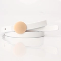 Eleganter dünner weißer Ledergürtel für Damen mit minimalistischer goldener Rundschnalle - Weiß