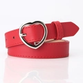 Ceinture rouge en similicuir avec boucle en métal argenté en forme de cœur et texture - Rouge