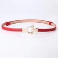 Cintura sottile in pelle rossa da donna con elegante fibbia in metallo dorato a T - Rosso