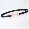 Ceinture ajustable en cuir noir minimaliste avec une boucle rectangulaire en métal doré - Noir