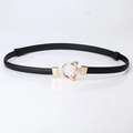 Cintura sottile da donna in pelle nera con fibbia a levetta OT in metallo dorato - Nero