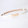 Fine ceinture blanche réglable en similicuir avec boucle rectangulaire dorée polie - Blanc