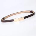 Fine ceinture en cuir marron foncé réglable avec boucle rectangulaire en métal doré - Café