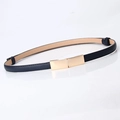 Cintura sottile da donna in pelle blu navy con fibbia rettangolare dorata lucida - Blu Notte