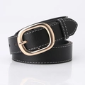 Cintura classica in pelle nera con fibbia in metallo dorato e cuciture a contrasto bianche - 105 / Nero