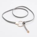 Elegante cintura intrecciata grigio chiaro per donna con fibbia dorata e punta in metallo - Grigio