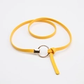 Minimalistischer schmaler gelber Ledergürtel für Kleider mit goldener Rundschnalle - Gelb