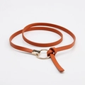 Sottile cintura da donna in pelle arancione con fibbia tonda minimalista in metallo dorato - Cammello