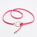 Ceinture tressée fine rouge rose pour femme avec une boucle ronde en métal doré - Rose rouge